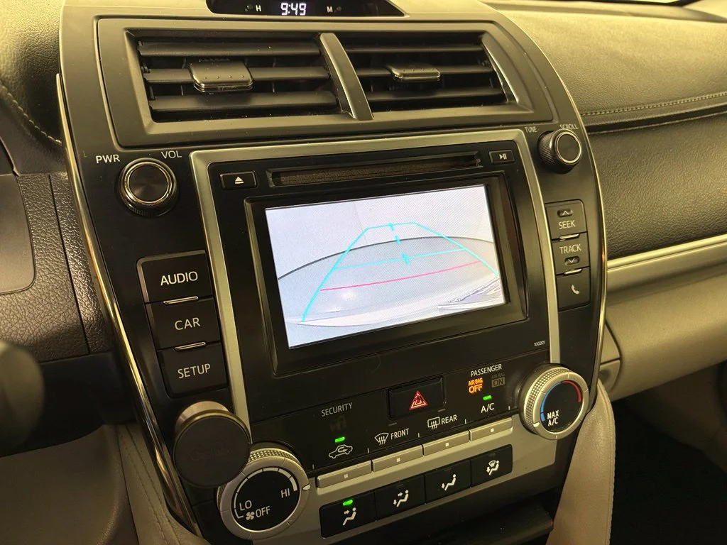 Used 2014 Silver Toyota LE image 23