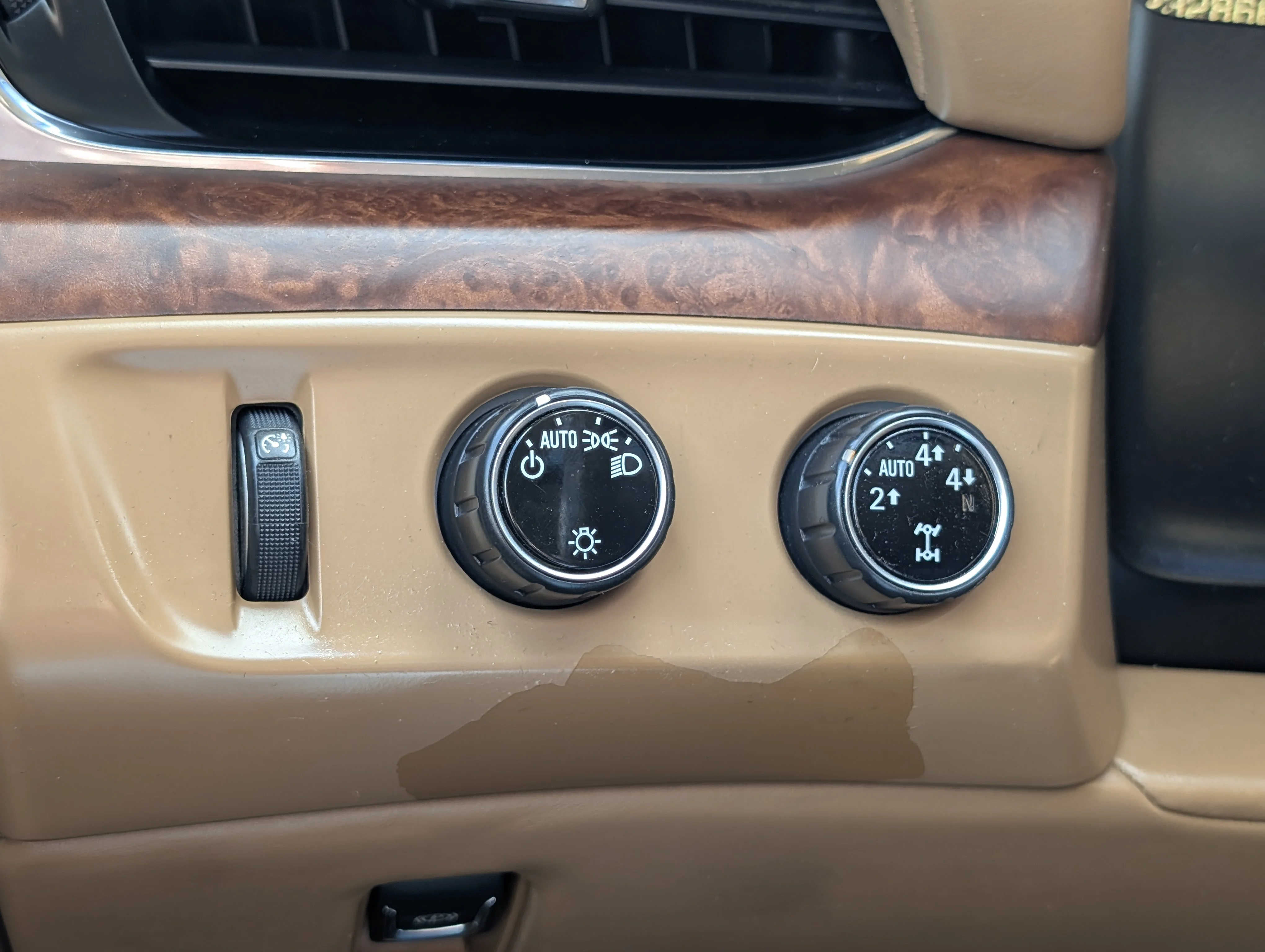 Used 2015 White Cadillac Platinum image 31