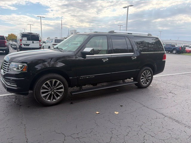 Used 2017 Black Lincoln Select image 2