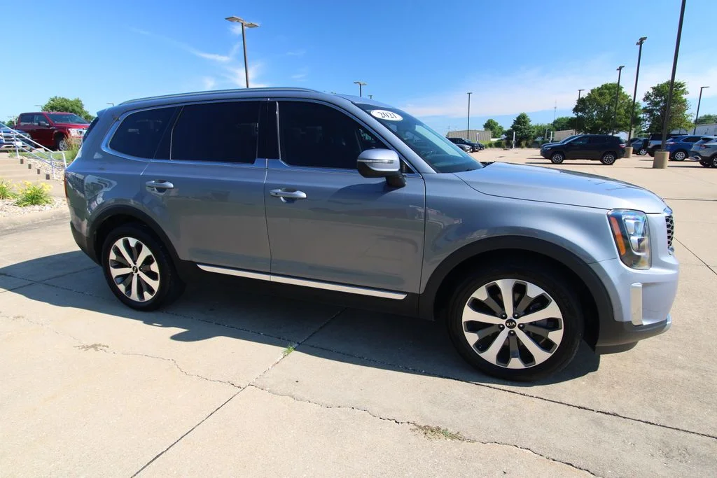 Used 2021 Everlasting Silver Kia EX image 3