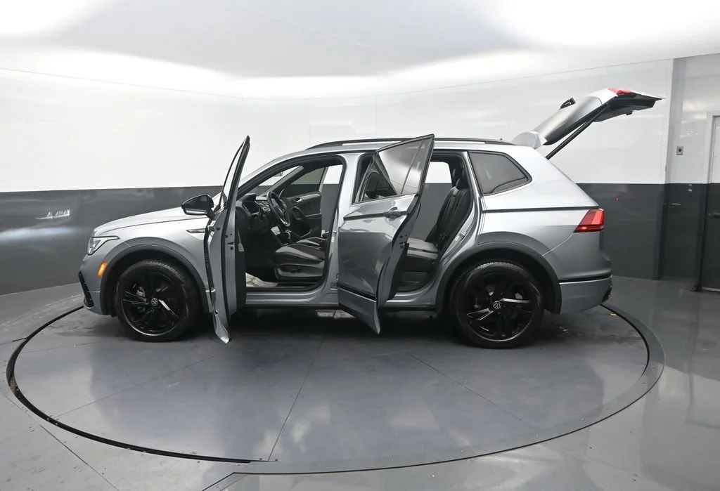 Used 2024  Volkswagen 2.0T SE R-Line Black image 34