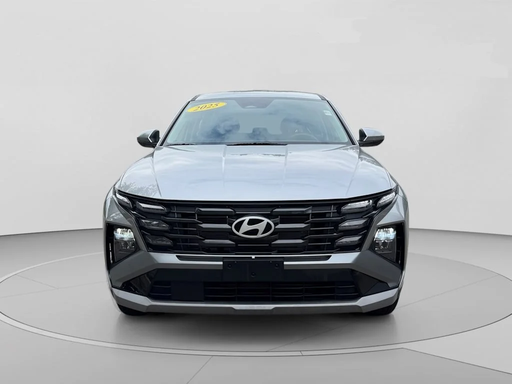 Used 2025 Silver Hyundai SE image 2