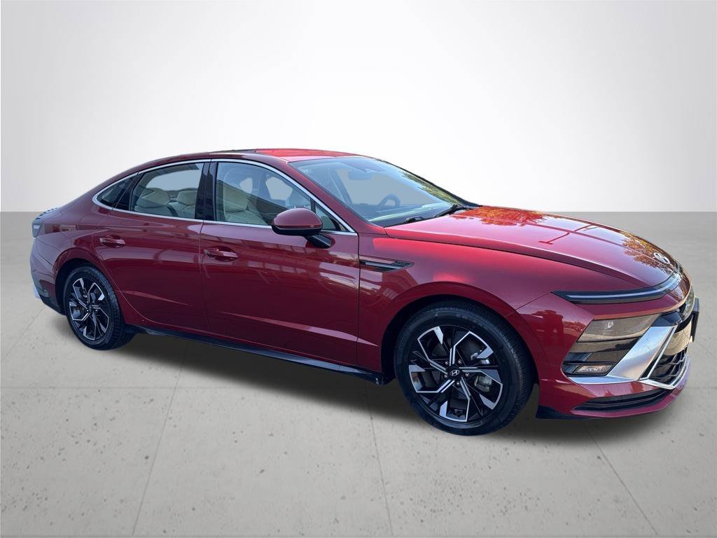 Used 2024 Red Hyundai SEL image 4