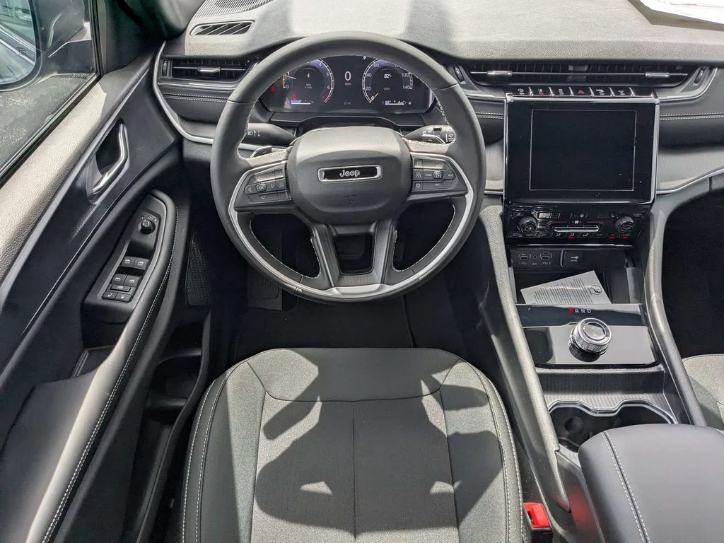 New 2026 Diamond Black Crystal Pearlcoat Jeep Laredo image 17