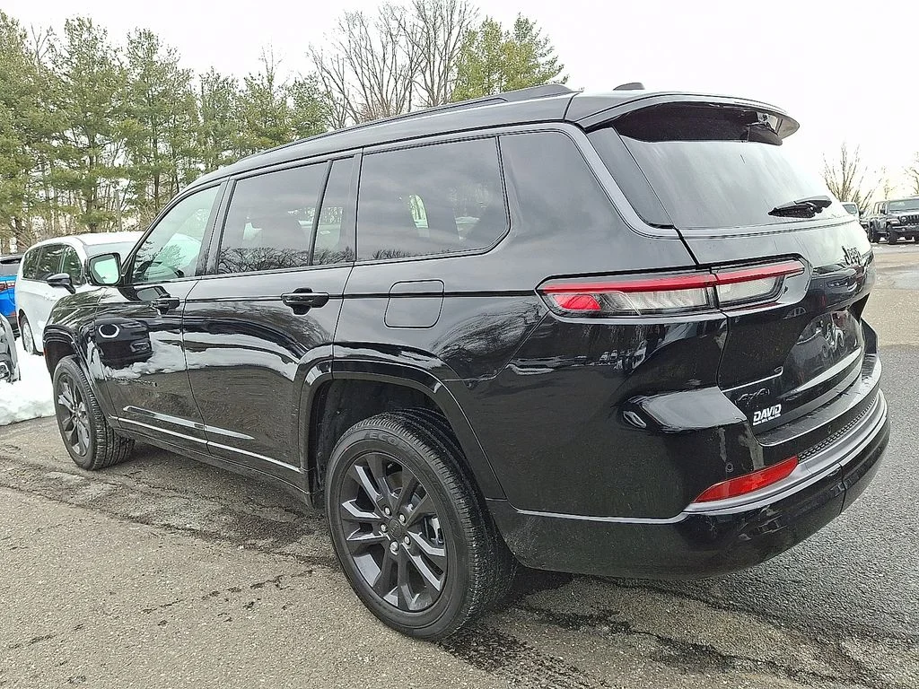 New 2026 Diamond Black Crystal Pearl-Coat Exterior Paint Jeep Limited image 3
