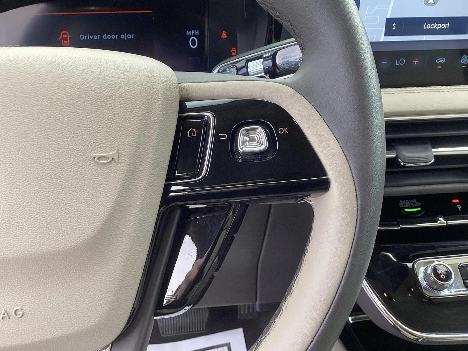 Used 2024 Pristine White Metallic Tri-Coat Lincoln Premiere image 19