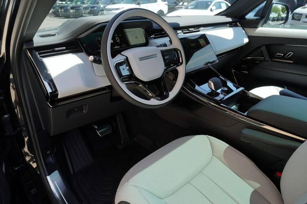 New 2026 Santorini Black Land Rover Dynamic SE image 12