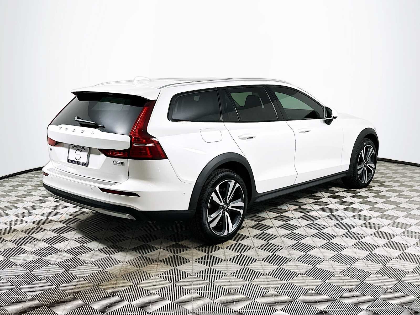 New 2026 Crystal White Volvo Plus image 7