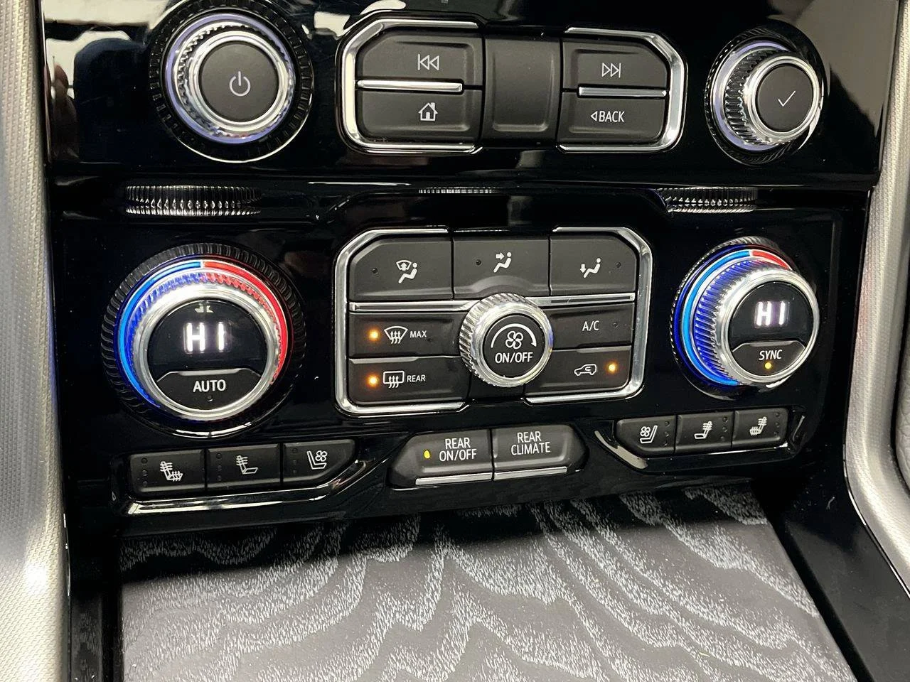 2023 GMC Yukon Denali - Photo 22