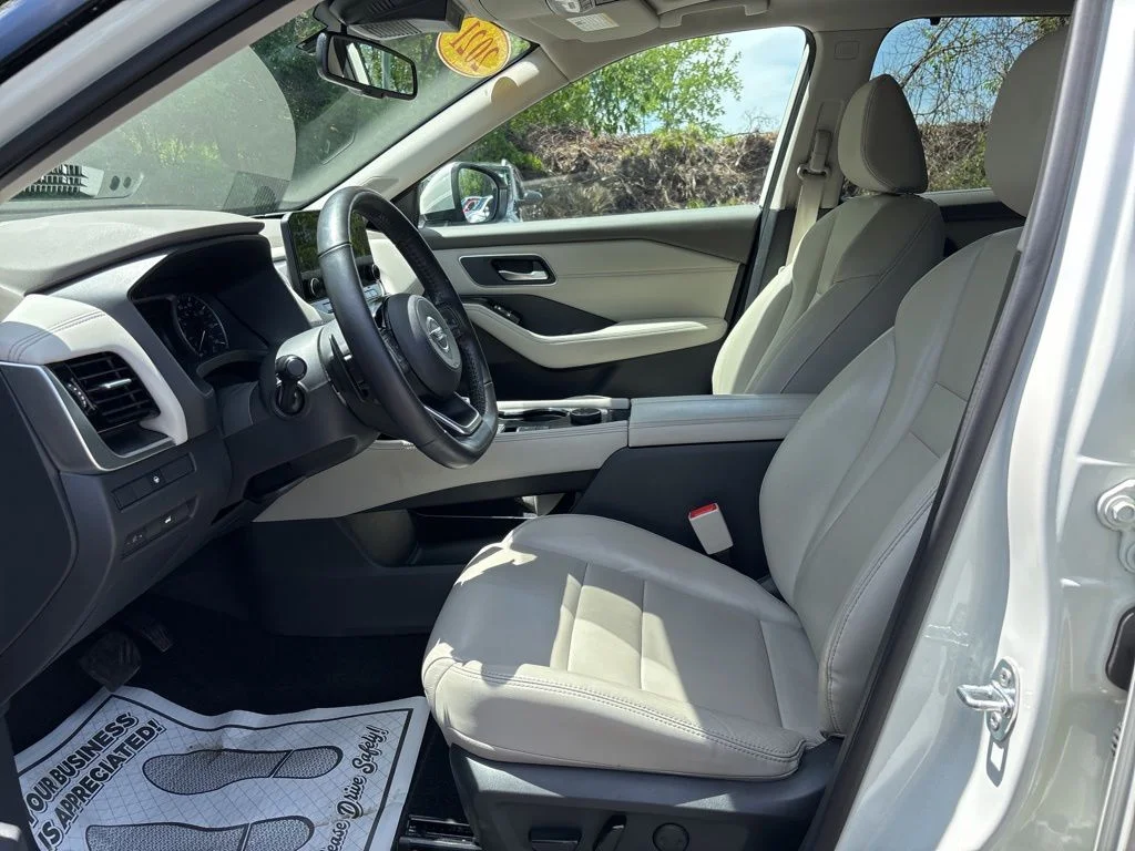 Used 2021 White Nissan SL image 13