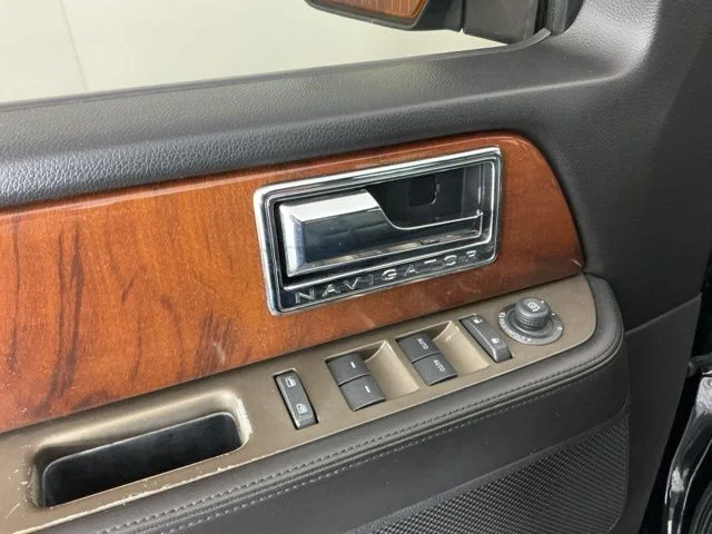 Used 2011 Black Lincoln Base image 12