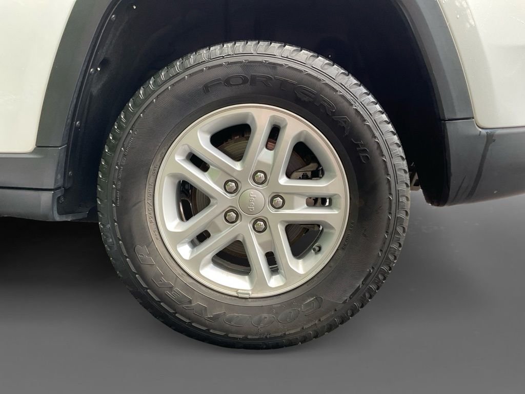 Used 2023 White Jeep Laredo image 19