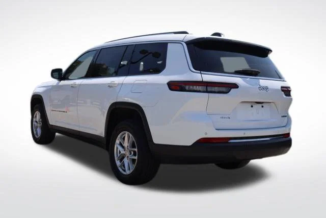 Used 2023 White Jeep Laredo image 10