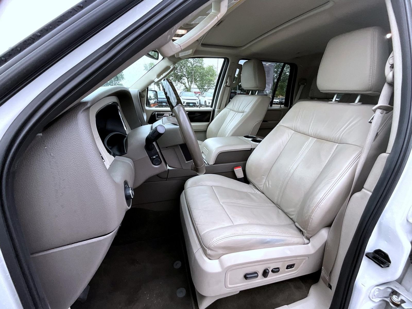 Used 2016 White Lincoln Select image 11