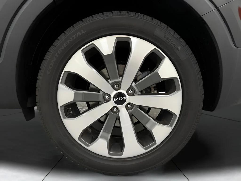 Used 2022 Black Kia EX image 31