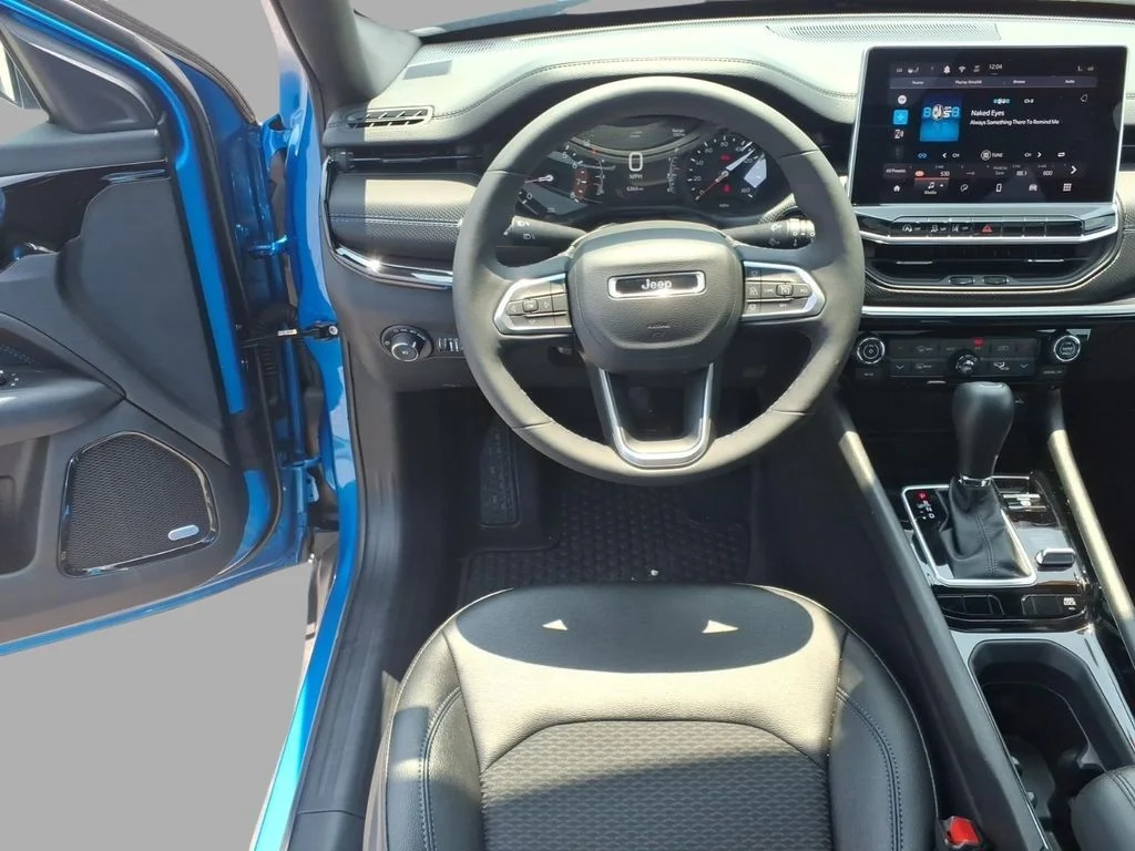 New 2025 Hydro Blue Pearl-Coat Exterior Paint Jeep Latitude image 10