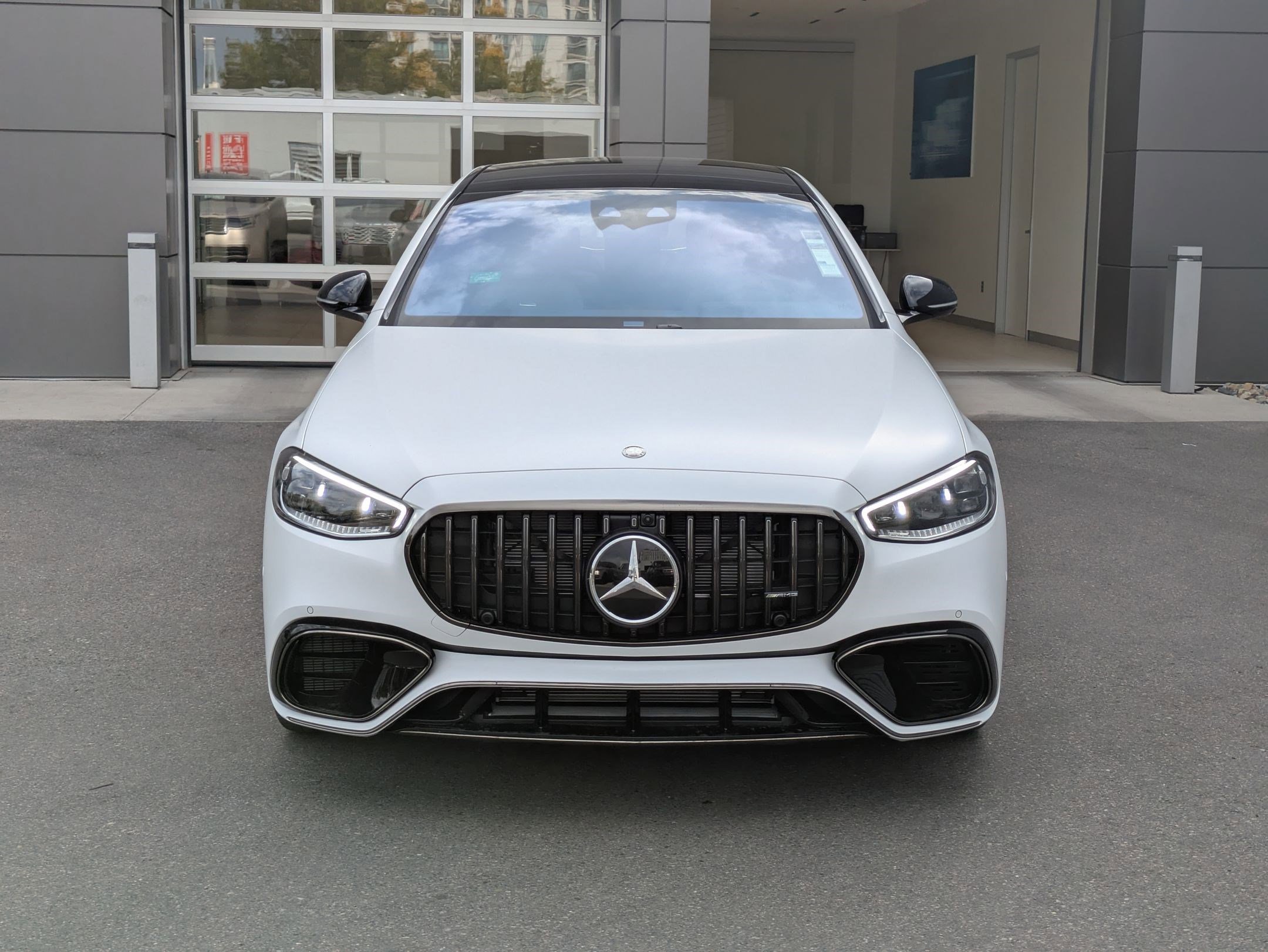 New 2026 MANUFAKTUR Signature Moonlight White Magno Mercedes-Benz AMG® S 63 E image 9