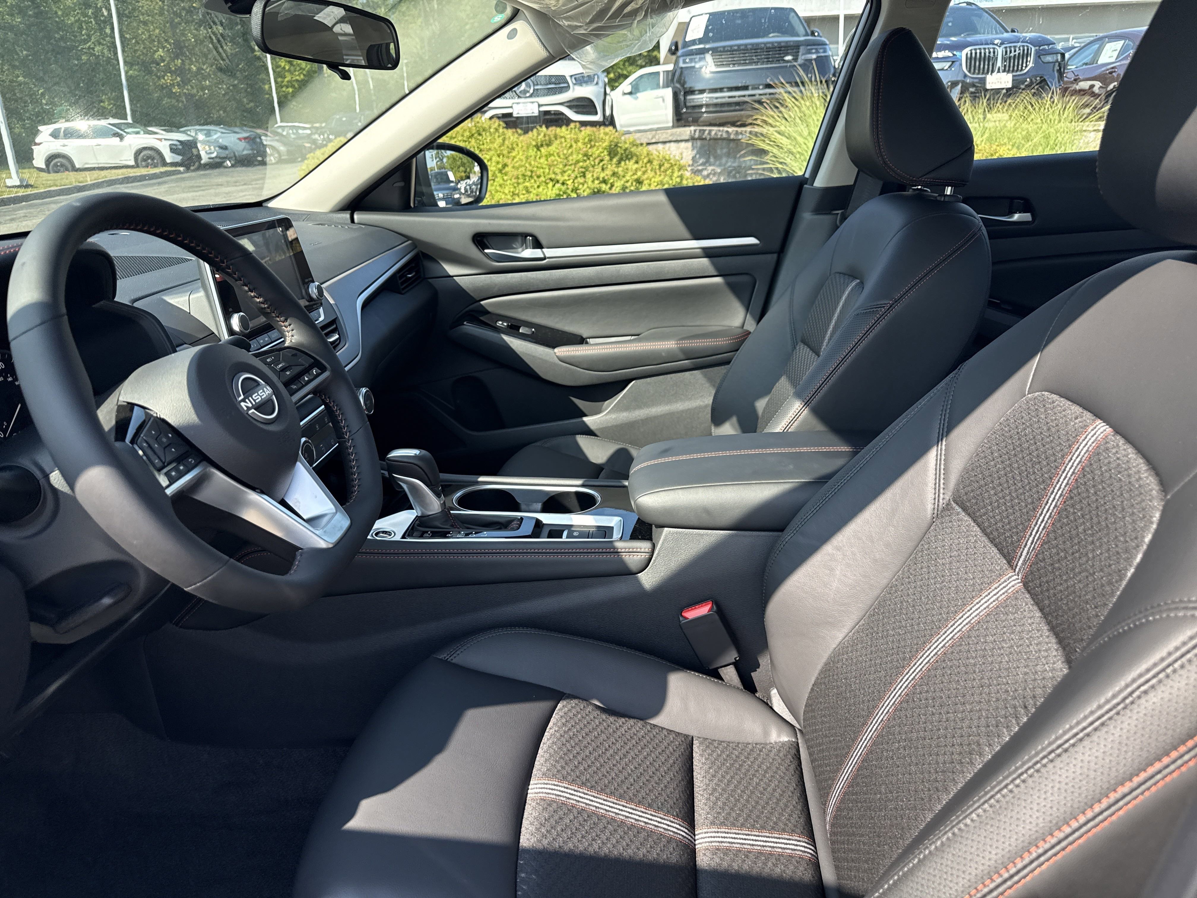 2025 Nissan Altima SR - Photo 8