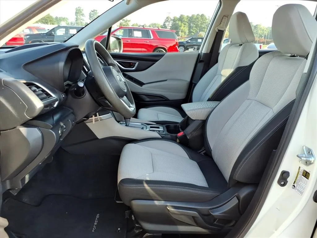 Used 2023 White Subaru  image 3
