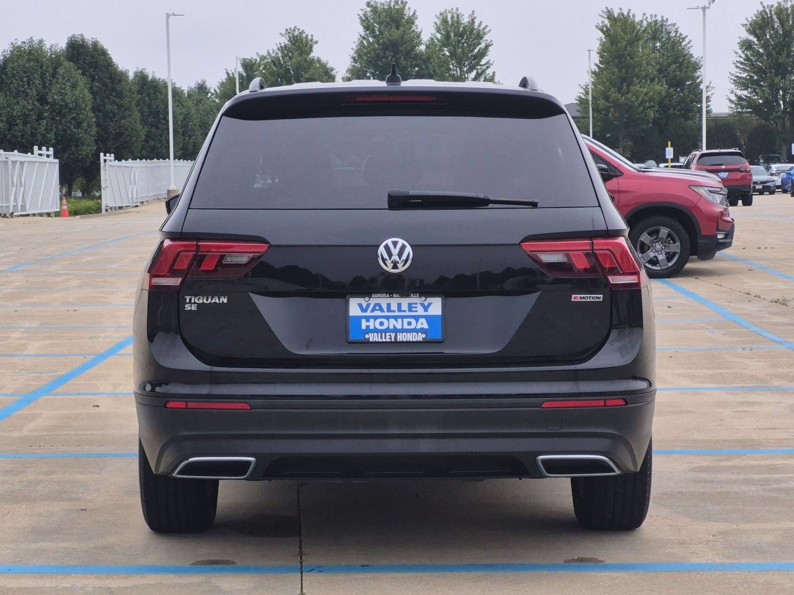 Used 2019 Deep Black Volkswagen SE image 7