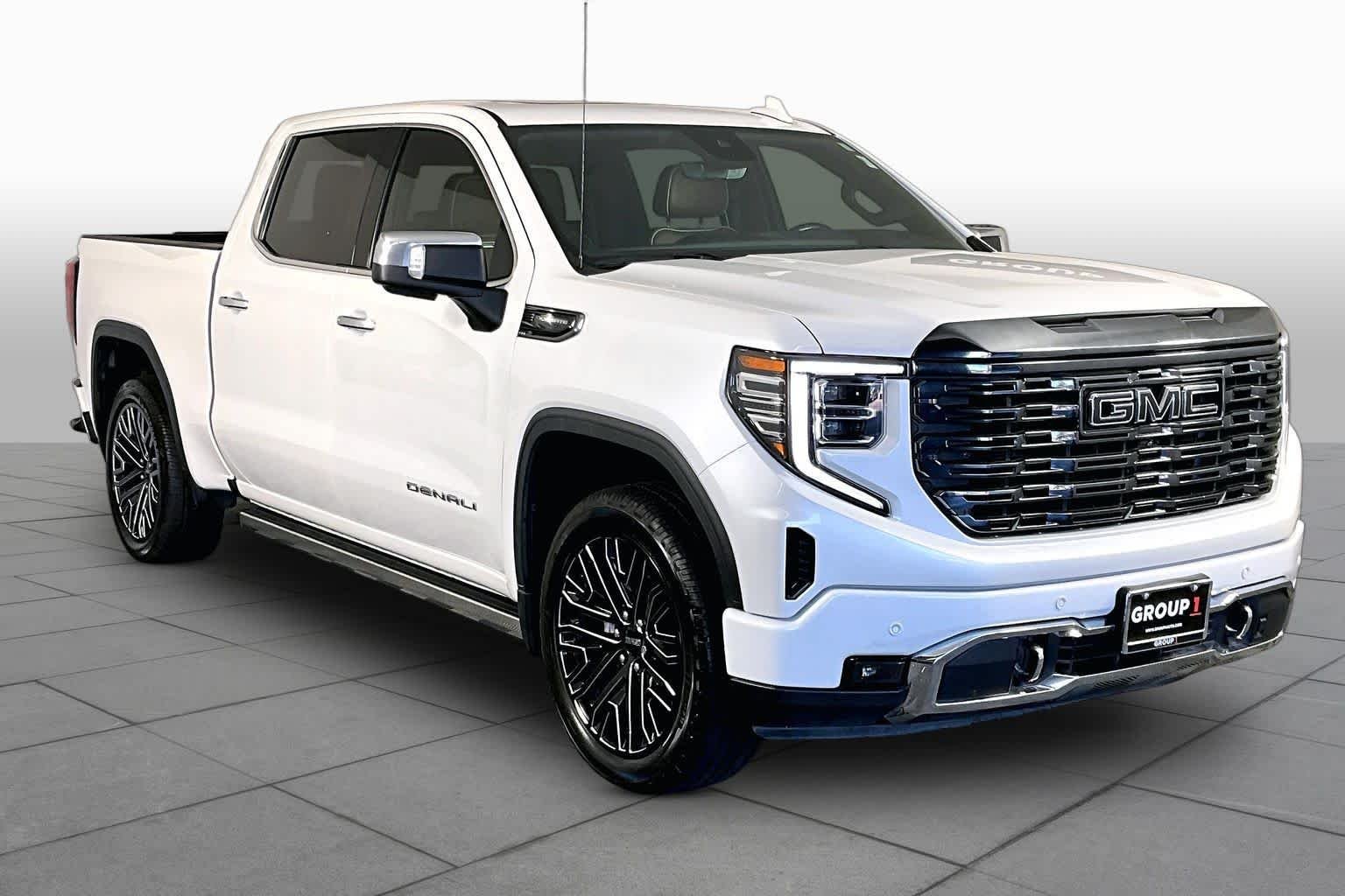 Used 2022 White Frost Tricoat GMC Denali Ultimate image 3