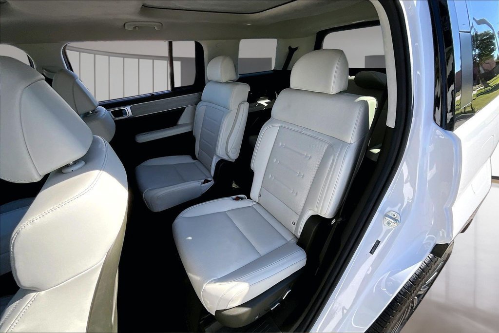 Used 2025 White Hyundai Calligraphy image 28