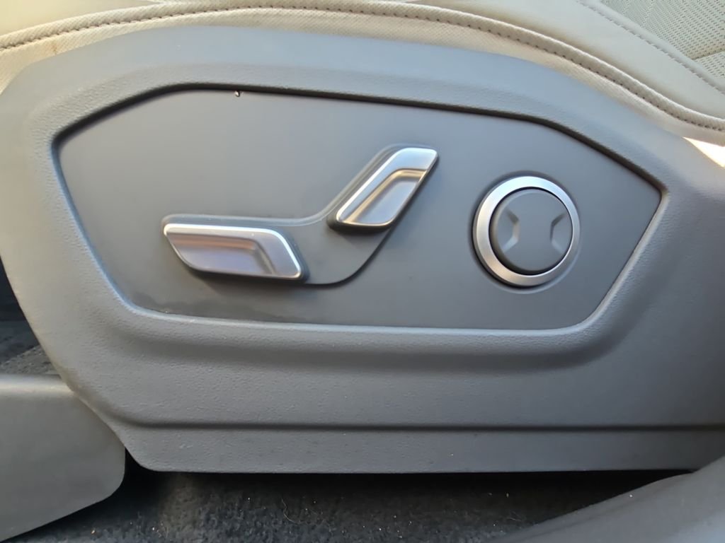 Used 2025 Silver Hyundai SEL image 31