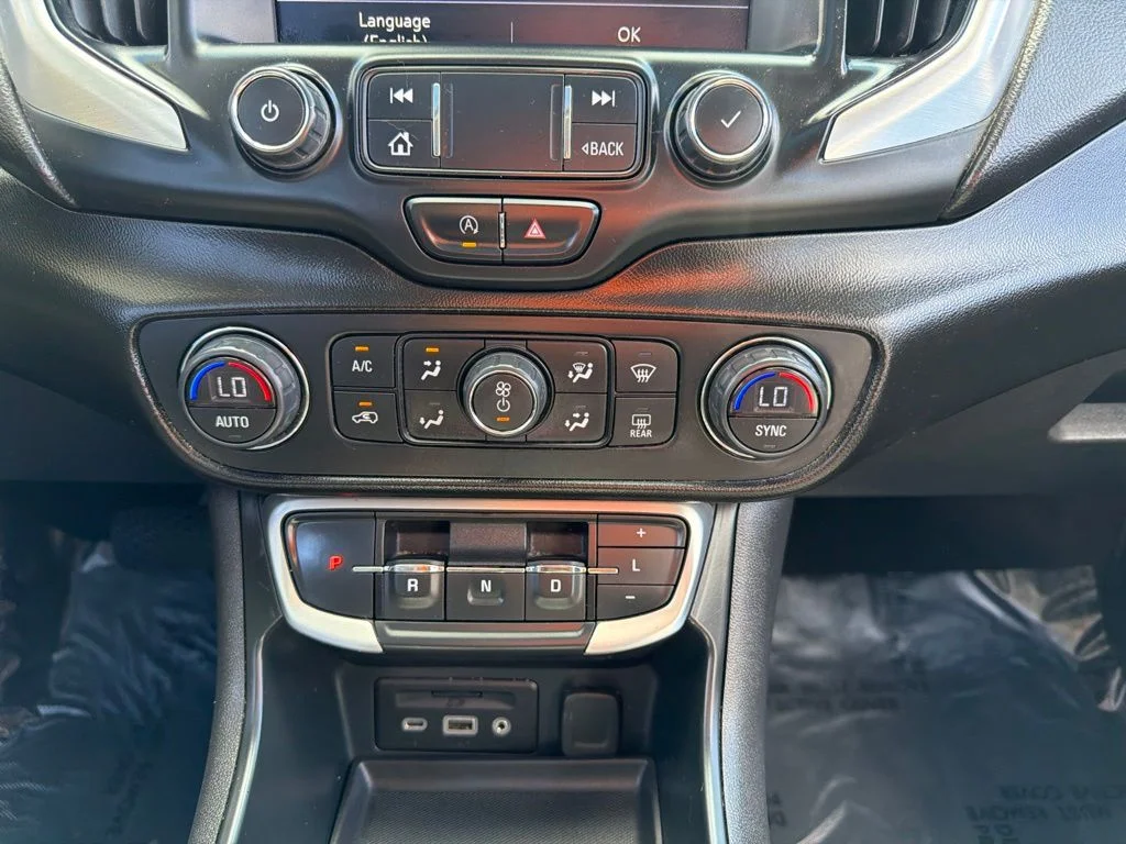 Used 2022 White GMC SLT image 29