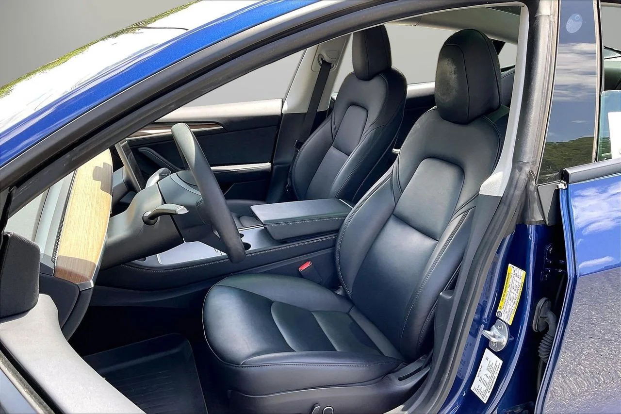 Used 2021  Tesla Standard Range Plus image 23