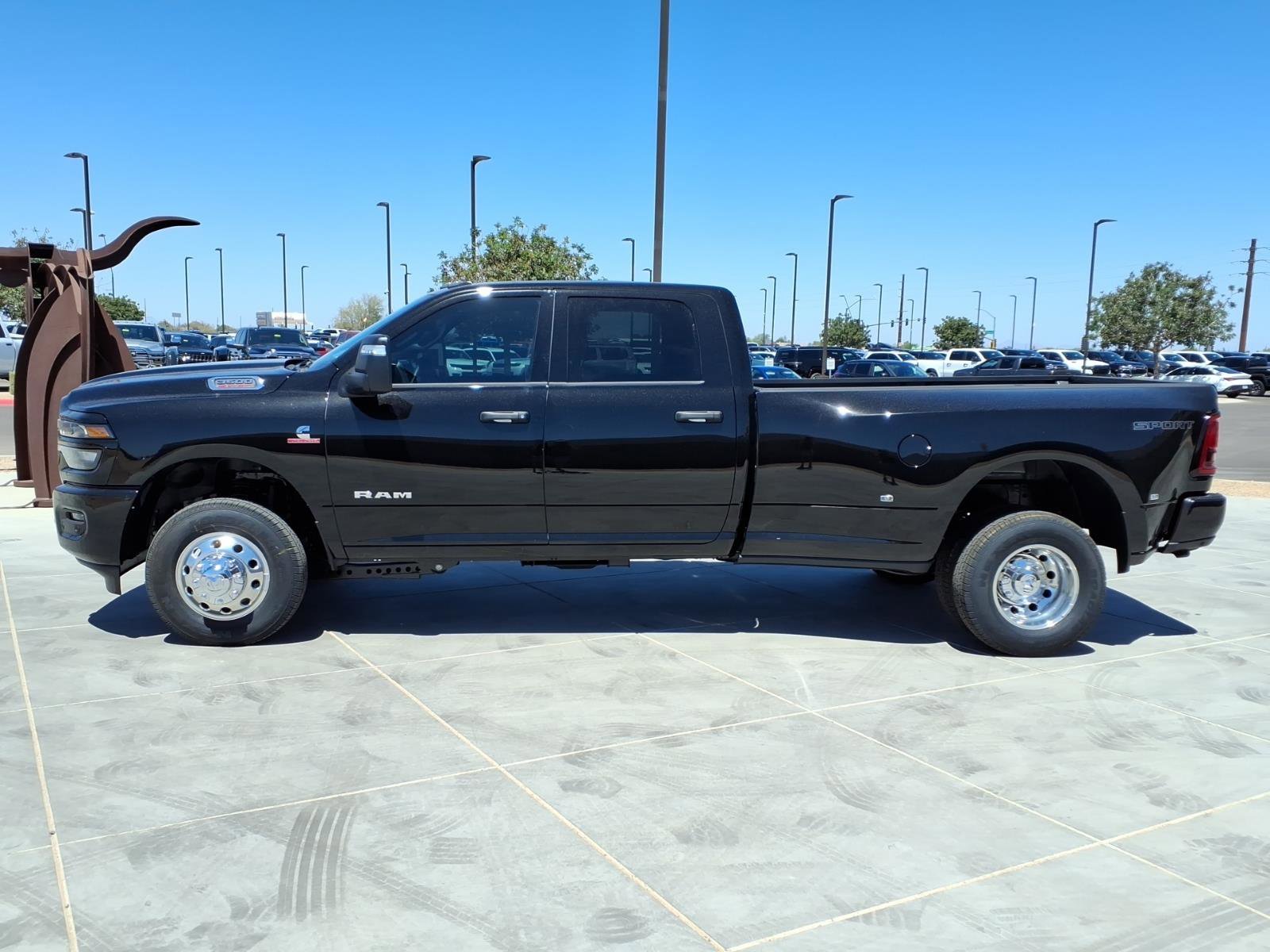 New 2026 Diamond Black Crystal Pearl-Coat Exterior Paint RAM Big Horn image 3