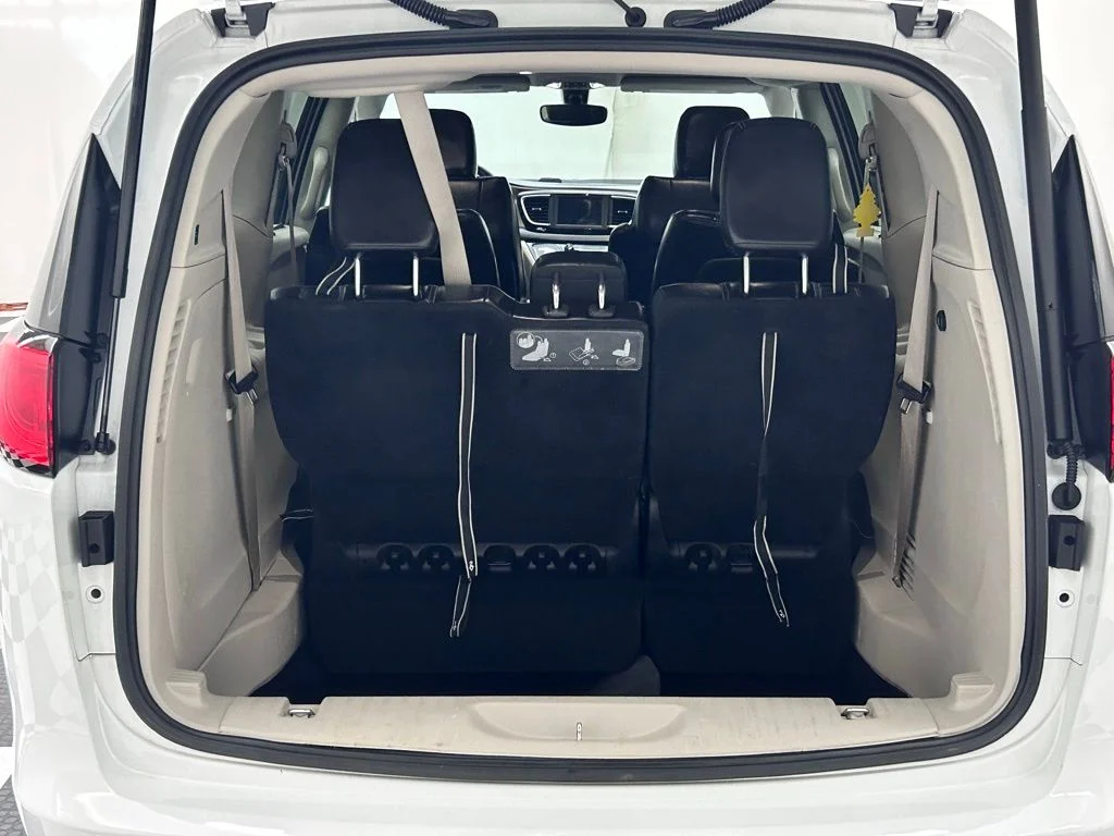 Used 2021 White Chrysler LXI image 9
