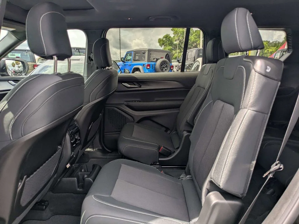 New 2026 Diamond Black Crystal Pearlcoat Jeep Laredo image 15