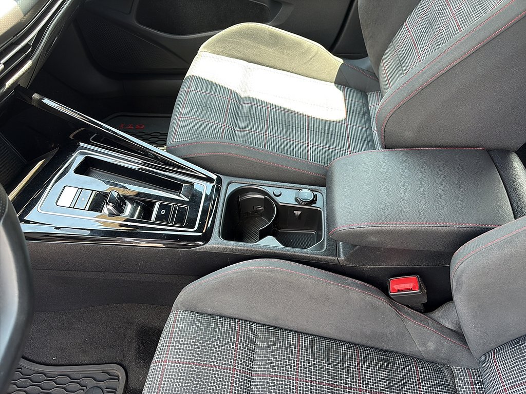 Used 2024 Atlantic Blue Metallic Volkswagen S 4dr Hatchback image 27