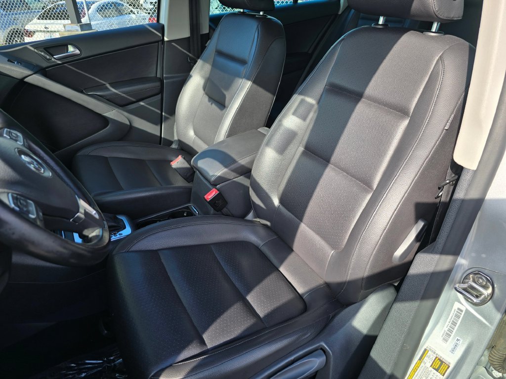 Used 2012 Silver Volkswagen SE image 23