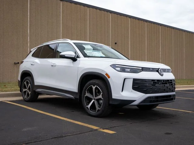 New 2026 White/off-white Volkswagen 2.0T SE image 1