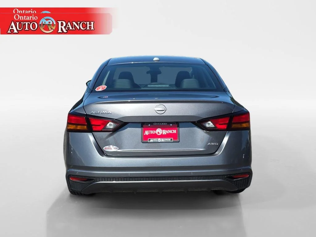 Used 2025 Gun Metallic Nissan SV image 4