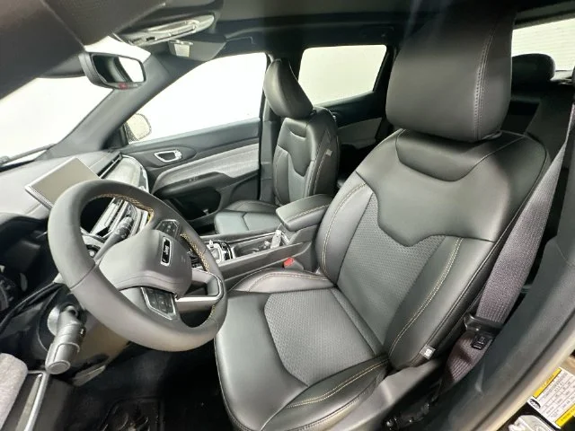 New 2026 Diamond Black Crystal Pearl-Coat Exterior Paint Jeep Latitude image 21