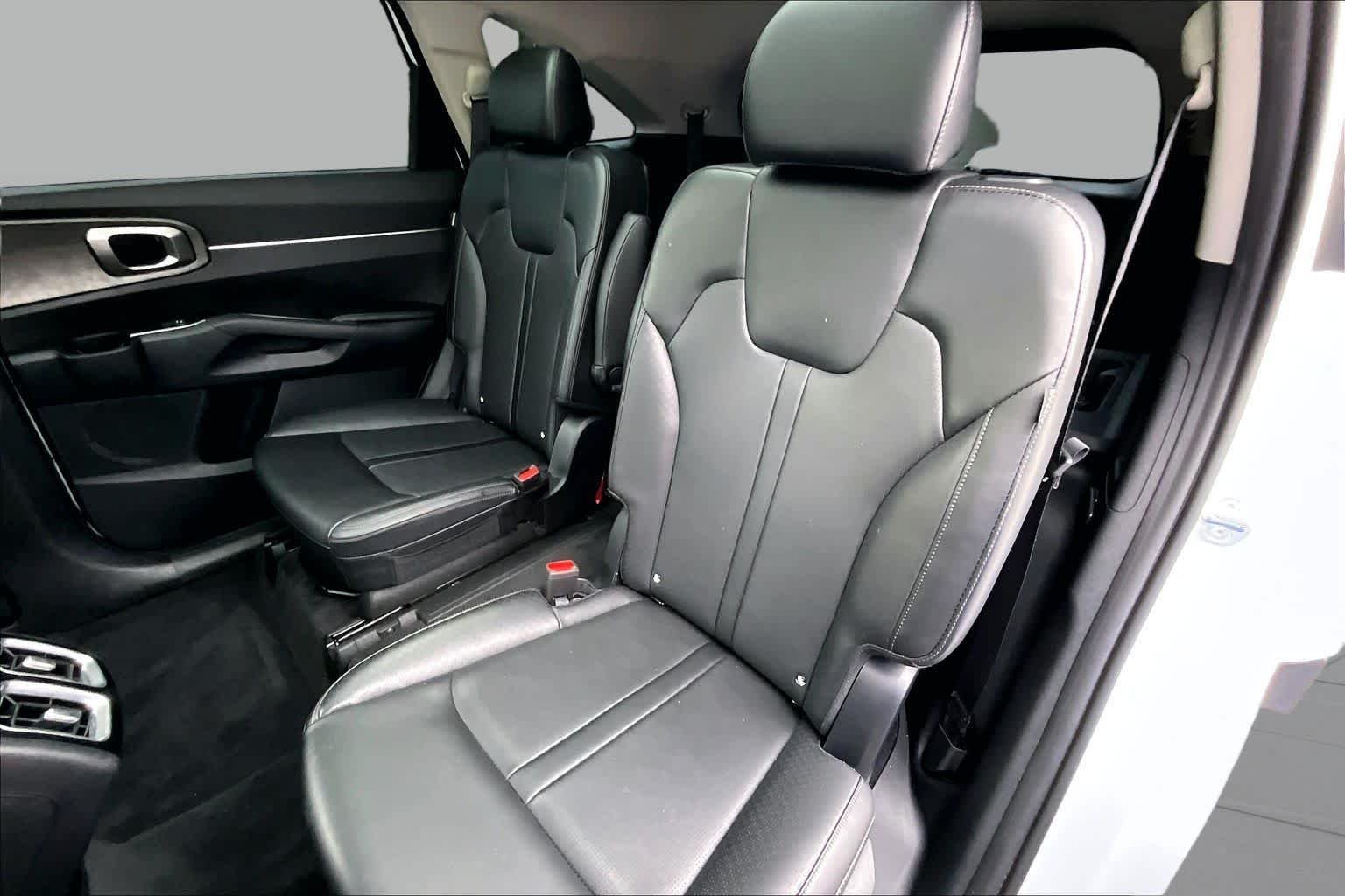 Used 2024 Glacial White Pearl Kia X-Line EX image 31