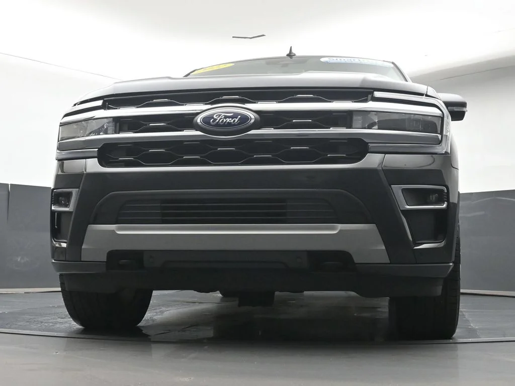 Used 2022  Ford Limited image 7