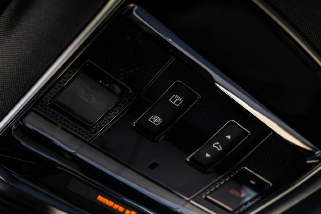 New 2027 Fuji White Land Rover Dynamic SE image 34