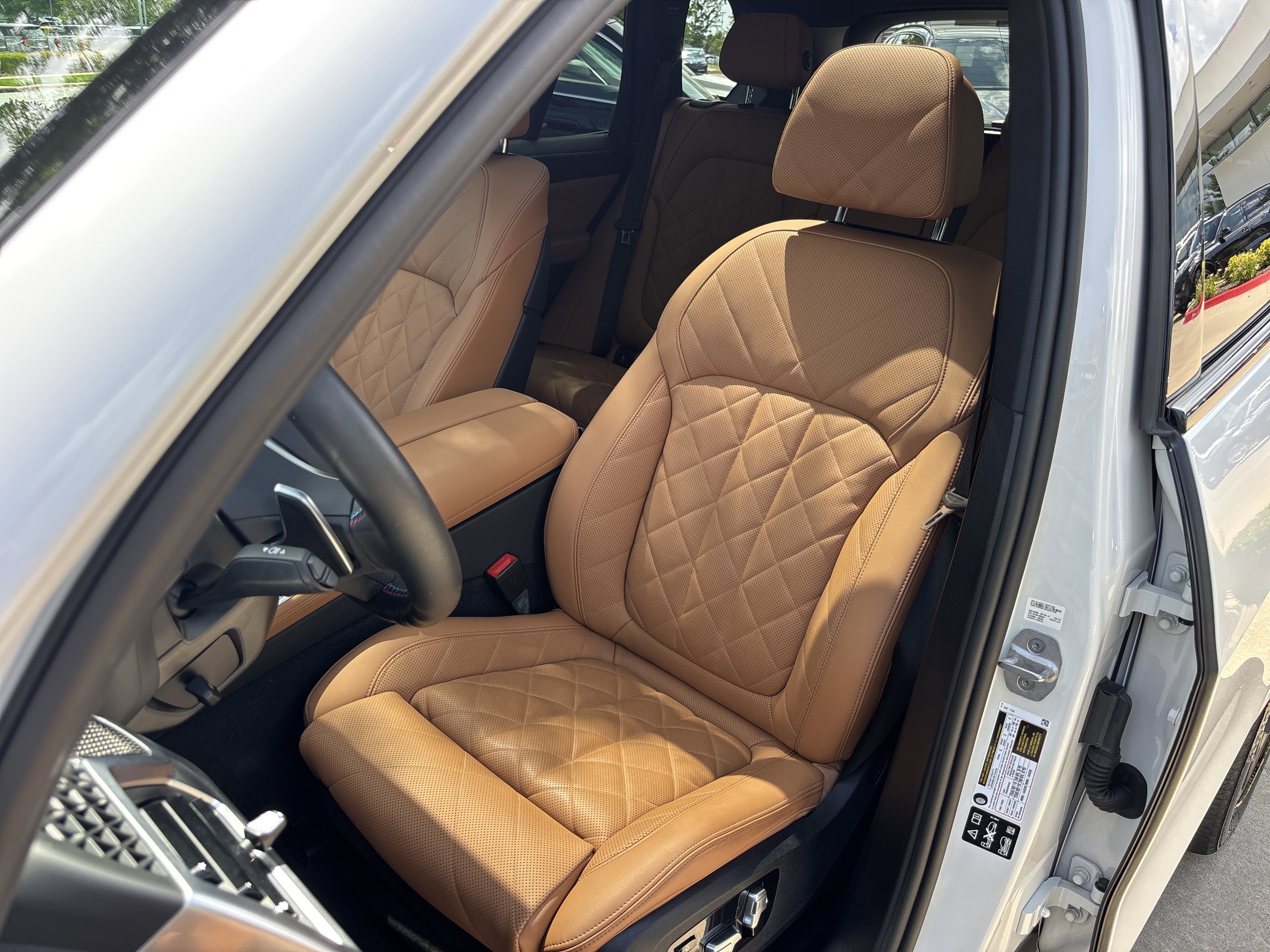 Used 2025 Mineral White Metallic BMW M60i image 21