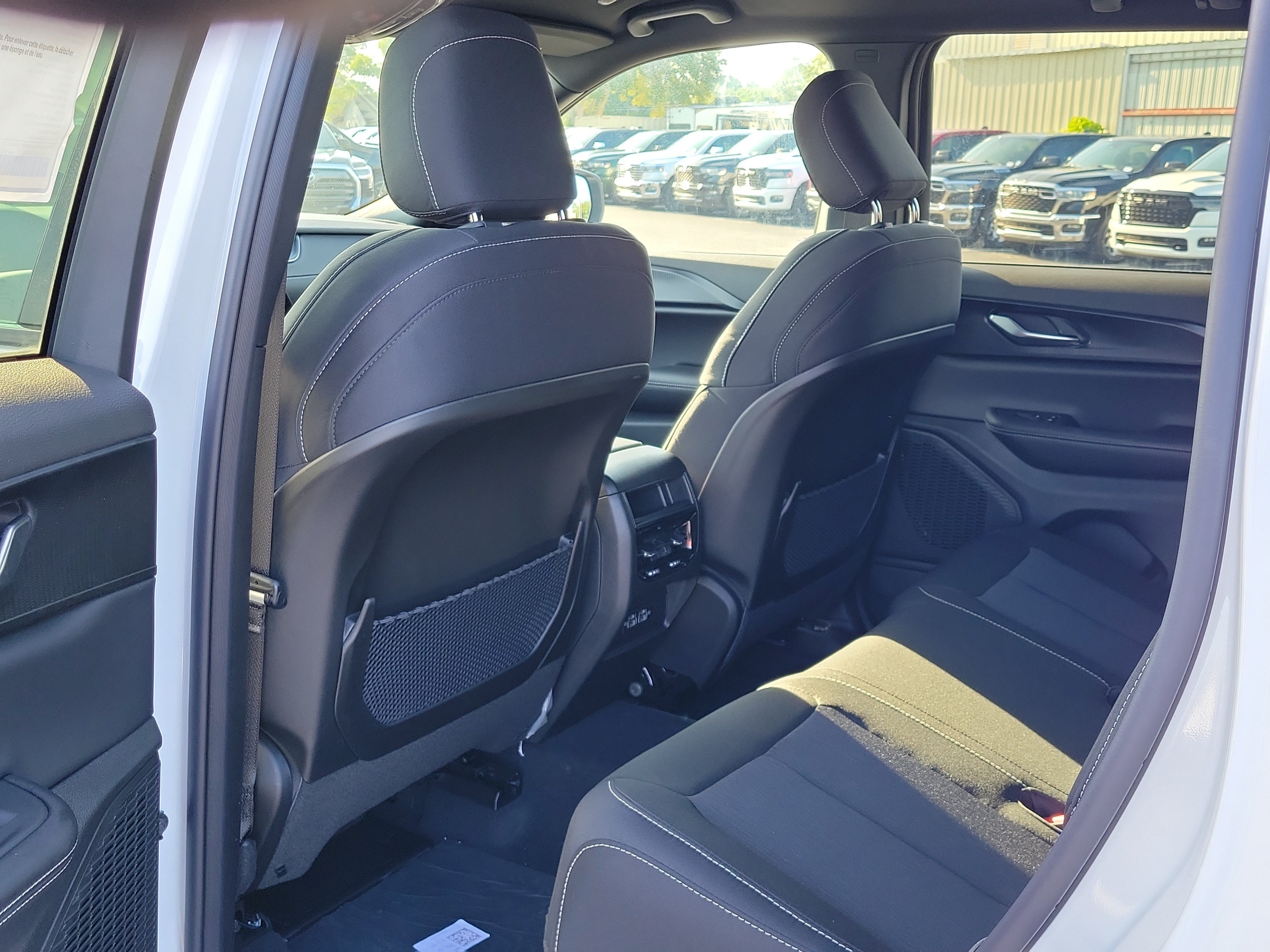 New 2026 Bright White Clear-Coat Exterior Paint Jeep Laredo image 11