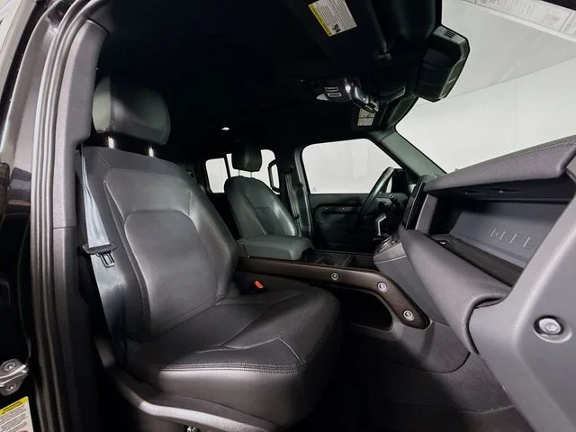 Used 2023 Black Land Rover X-Dynamic SE image 31
