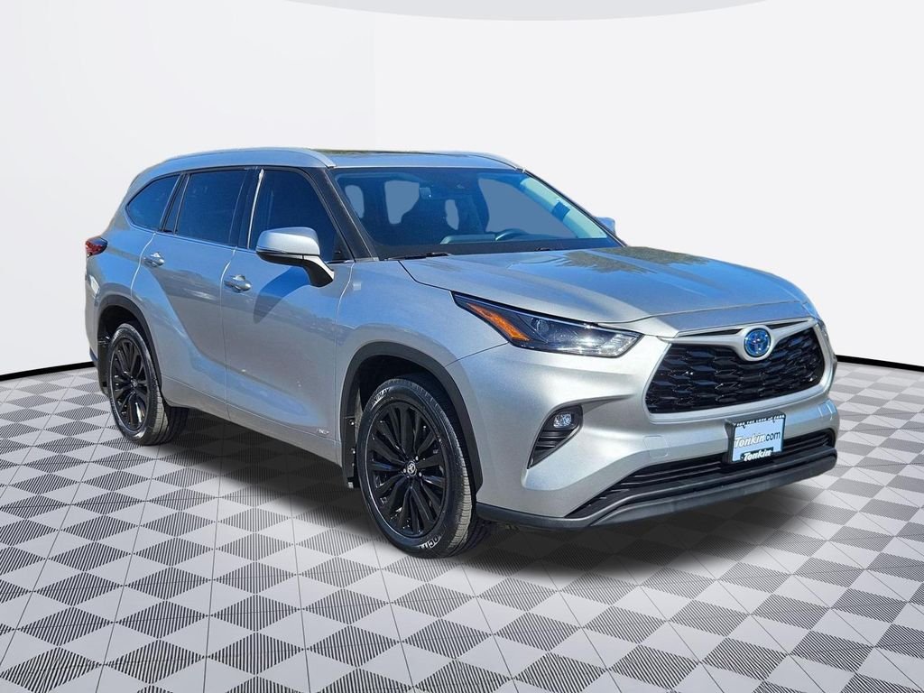 Used 2022 Celestial Silver Metallic Toyota XLE image 7