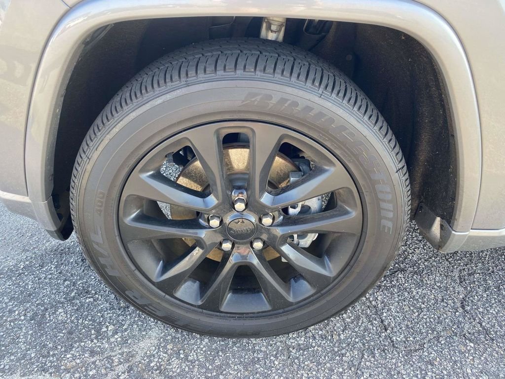 Used 2021 Billet Silver Metallic Jeep Laredo X image 4