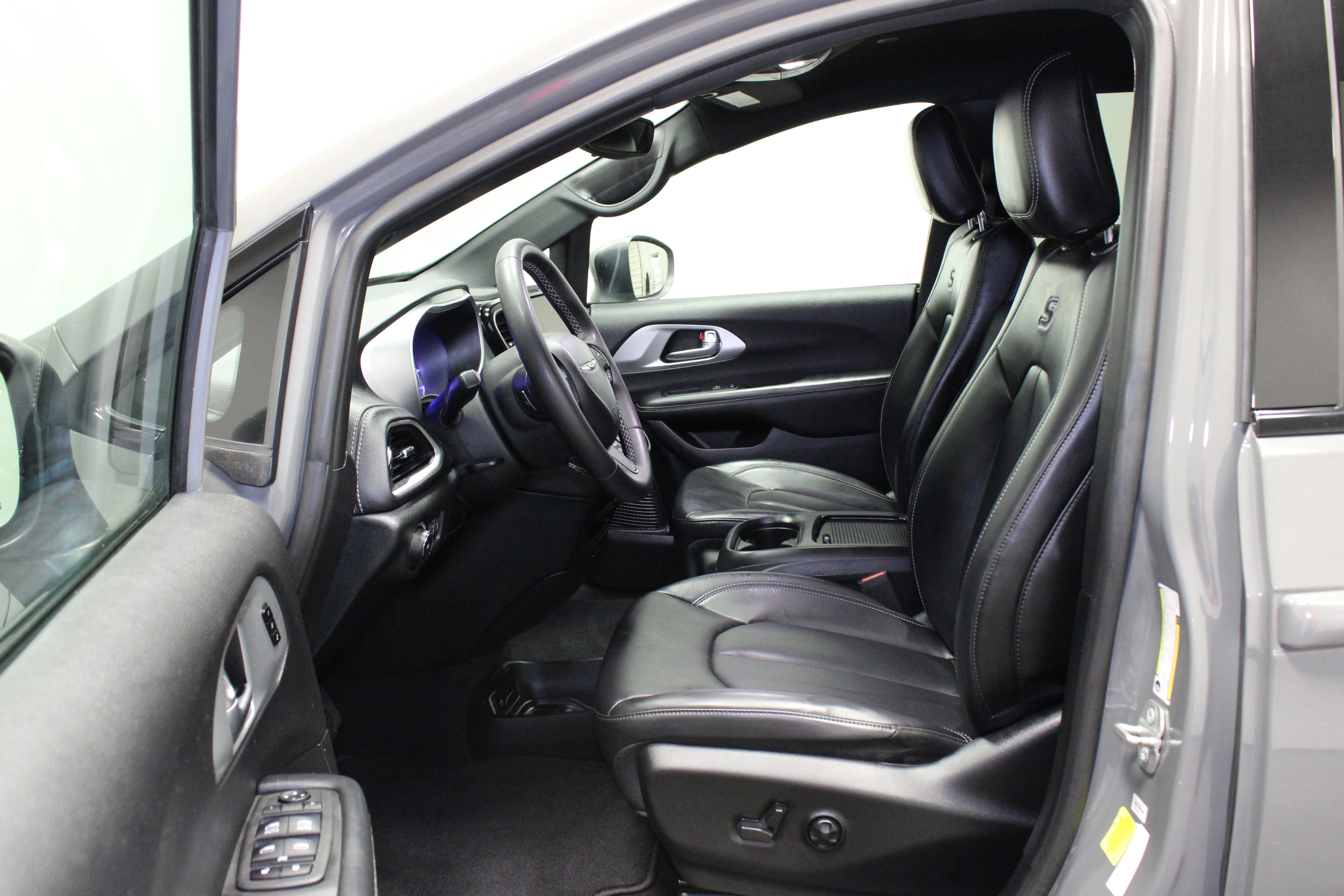 Used 2023 Ceramic Gray Clearcoat Chrysler Touring L image 12