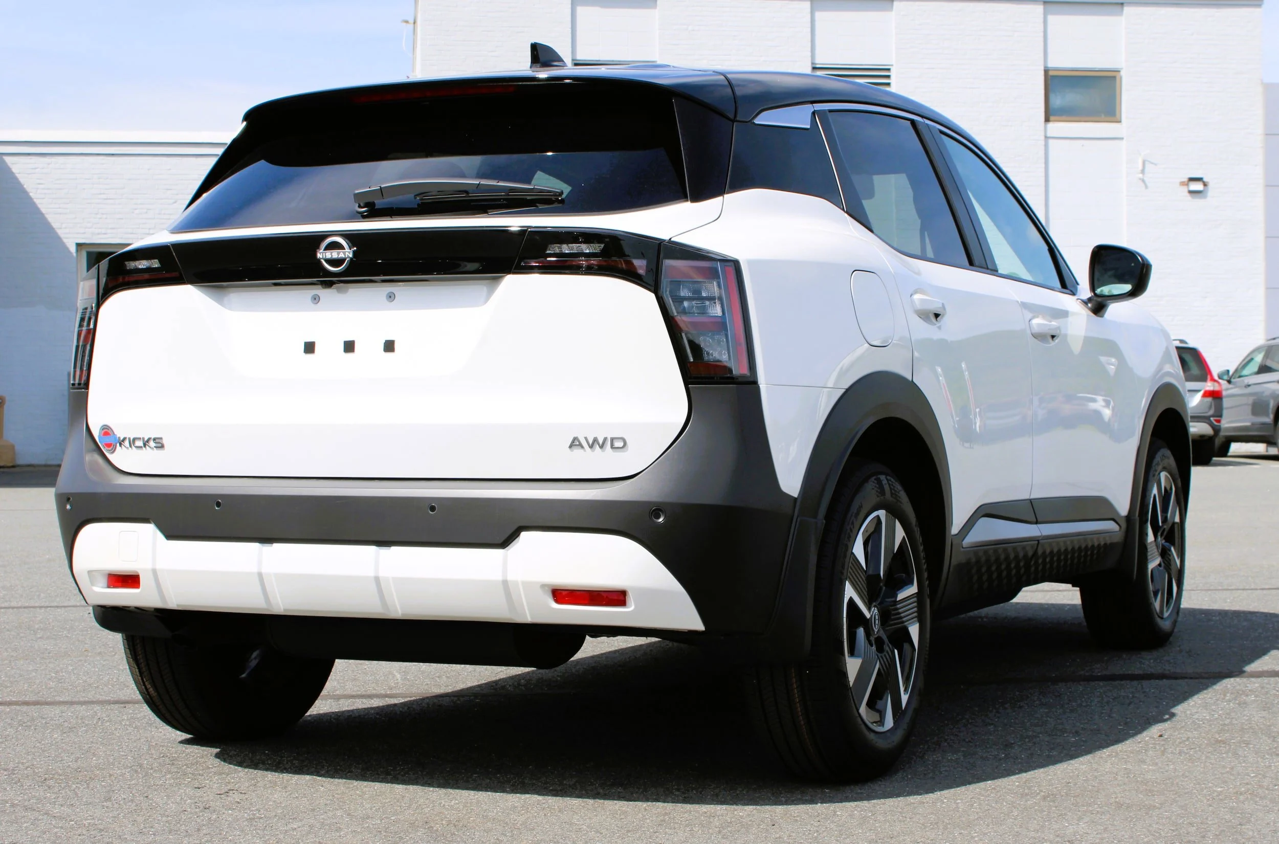 Used 2025 Aspen White Tricoat/Super Black Nissan SV image 6