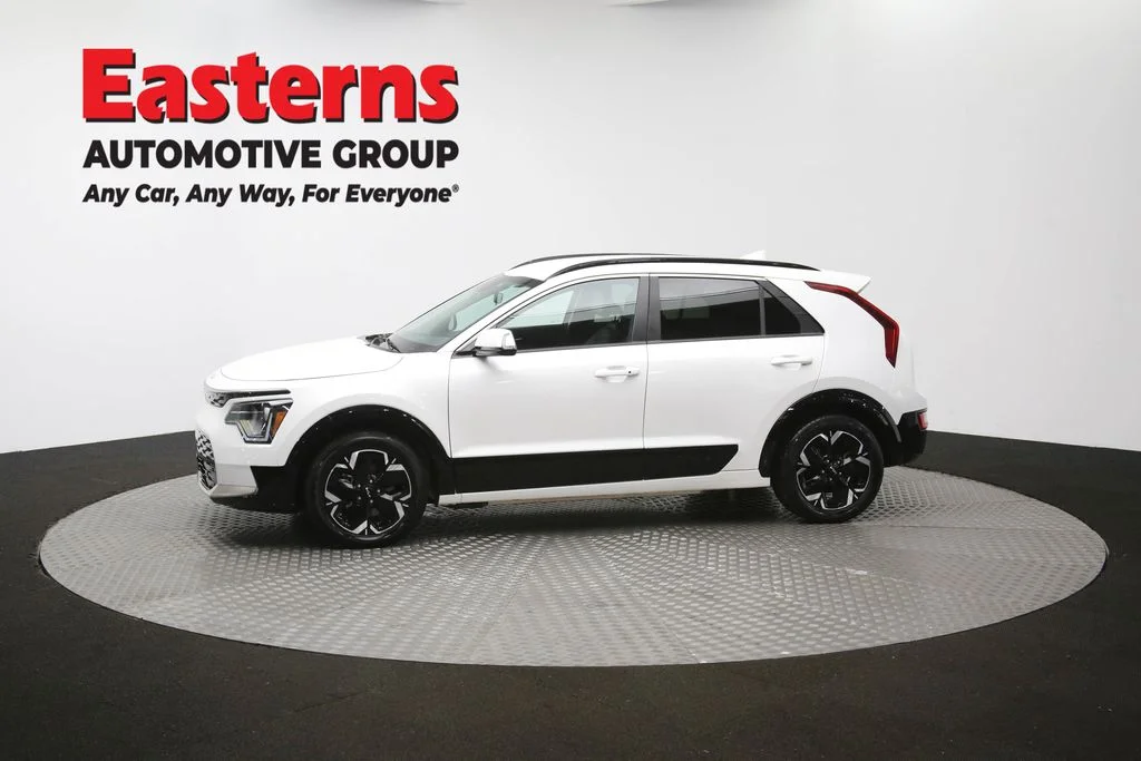 Used 2023 White Kia Wind image 58