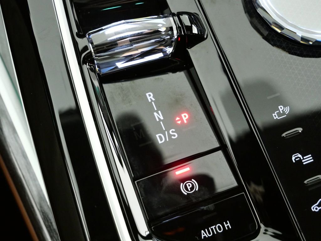 2025 BMW 7 Series 750e - Photo 47