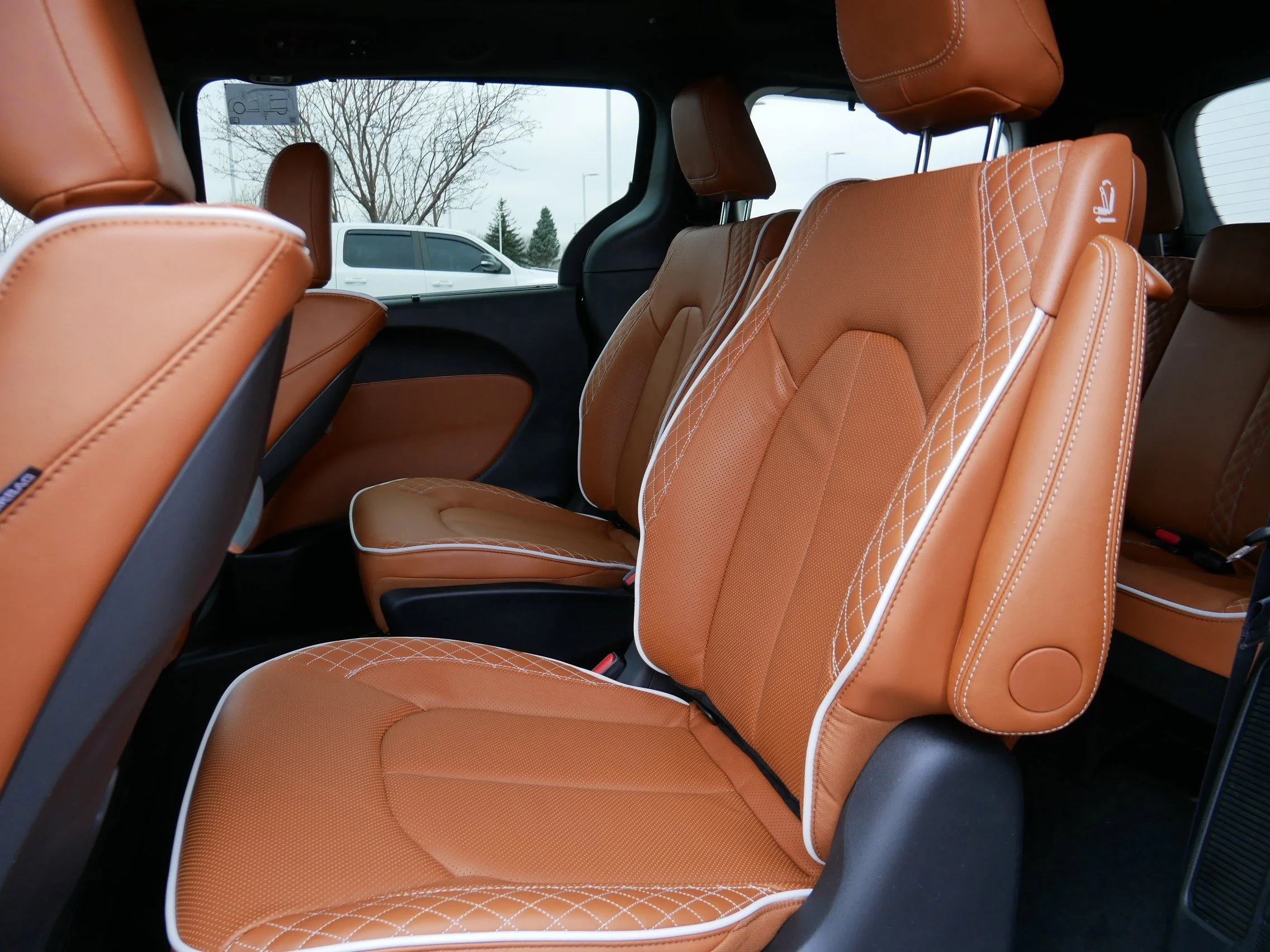 New 2026 Bright White Clear-Coat Exterior Paint Chrysler Pinnacle image 10